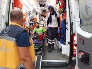 Çöp toplama kamyonu ile taksi arasında kalan işçi yaralandı