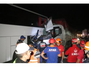 Bolu'da kamyonun yolcu otobüsüne çapması