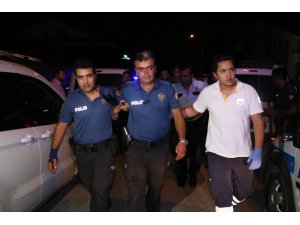 Polis yardıma gitti saldırıya uğrayıp yaralandı