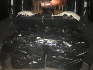 Van’da park halindeki kamyonette 2 bin 500 paket kaçak sigara ele geçirildi