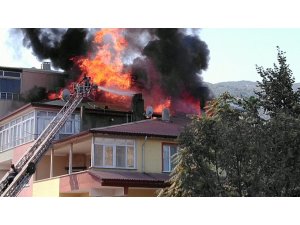 Tokat’ta 3 katlı binanın çatısı alev alev yandı