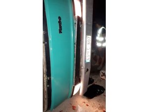 Devrilen kamyonun kasasındaki tonlarca biber yola saçıldı