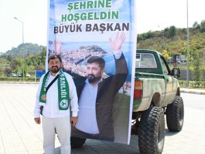 Hacdan dönen il başkanına sürpriz karşılama