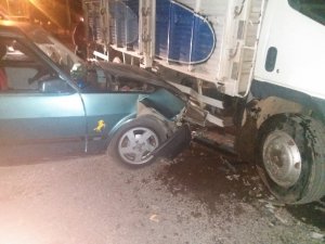 Otomobil ile kamyonet çarpıştı: 6 yaralı