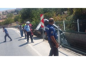 Araç sulama kanalına düştü