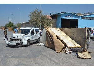 Ticari araç ile kamyonetin çarpışma anı güvenlik kamerasına yansıdı