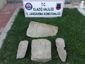 Elazığ’da tarihi mezar taşları ile 2 şüpheli yakalandı