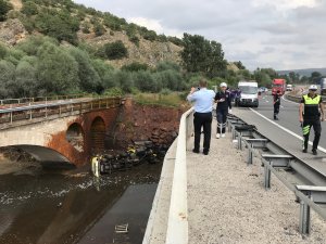 Karabük'te kimyasal madde yüklü tankerin köprüden düşmesi