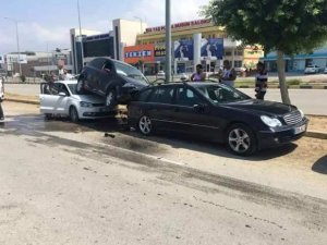 Otomobil park halindeki araçların üzerine çıktı: 1 yaralı
