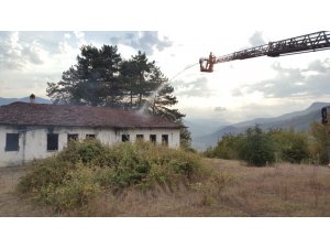 Kullanılmayan ilkokula yıldırım düştü