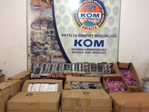 Antalya’da 275 bin lira değerinde kaçak güneş gözlüğü ele geçirildi