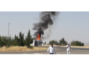 Devrilen asfalt kamyonu alev aldı