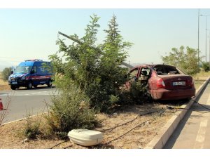 Askerlerin bulunduğu otomobil aydınlatma direğine çarptı: 1 ölü, 2 yaralı