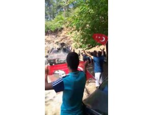 Terörist avından dönen askerlere sevgi gösterisi