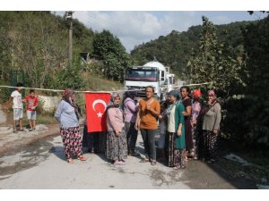 Kamyonlardan şikayet eden mahalleli yolu kapatıp eylem yaptı