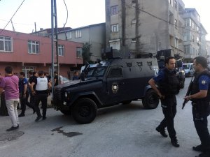 Ataşehir’de cezaevi firarisini yakalamak isteyen polise taşlı saldırı