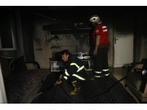 Elektrik kontağından çıkan yangın evi küle çevirdi