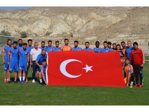 İskenderun Belediye Spor’lu futbolculardan bayraklı Zafer Bayramı kutlaması