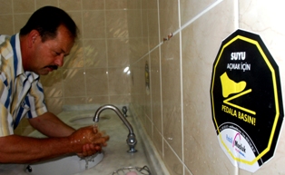 Umumi tuvaletlerde pedallı musluk devri