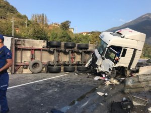 Tır otobüse arkadan çarptı: 8 yaralı