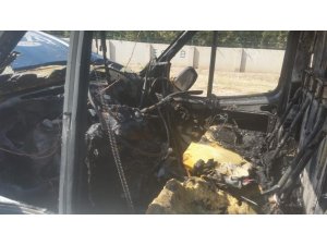 Yanan kamyonet, kullanılamaz hale geldi