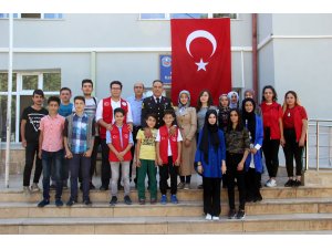 Suşehri'nde gençlerden Jandarma Komutanlığına ziyaret