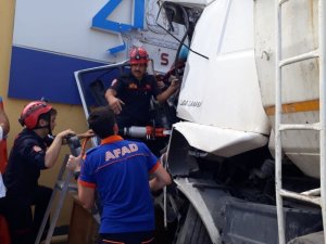 Trabzon’da kamyon duvara girdi