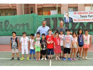 Çukurova’da Zafer Bayramı Tenis Turnuvası’nda ödüller sahiplerini buldu
