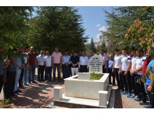 Başpehlivan Elbeye mezarı başında anıldı