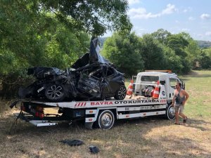Hurdaya dönen otomobilden yaralı kurtuldu