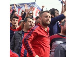 Takımı için eşinin bileziklerini sattı