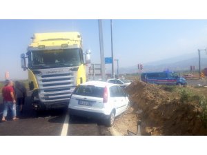 Kamyon ile otomobil çarpıştı: 2 yaralı