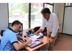 Parkta bulunan para çantası sahibine teslim edildi