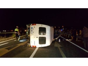 Minibüs refüjdeki direğe çarptı: 2 yaralı