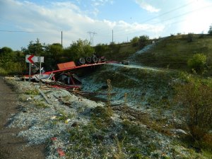 Gürcistan’a cam götüren tır devrildi, İranlı sürücü hayatını kaybetti