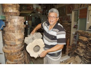 Yanacak odunlara sanatıyla değer katıyor