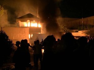 Basra’da protestolar artıyor, valilik bahçesi ateşe verildi
