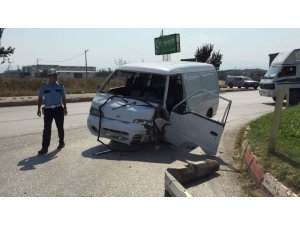 Minibüs ile otomobil çarpıştı: 2 yaralı