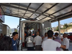 Lastiği patlayan tomruk yüklü kamyon devrildi: 1 ölü, 3 yaralı