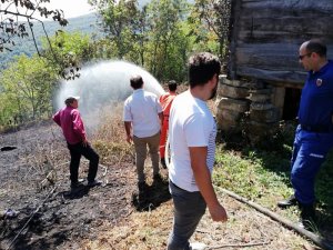 Bahçe temizliği için yaktığı ateş evini yok ediyordu