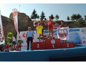 Triatlon şampiyonları ödüllerini aldı