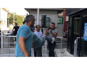 Yakalanan cezaevi firarisinden basın mensubuna tekmeli saldırı