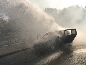 Alev alan araç hurdaya döndü