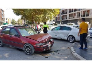 İki araç çarpıştı, bir çocuk yaralandı