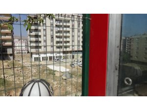 Para bulamayınca çay ve şeker çaldılar