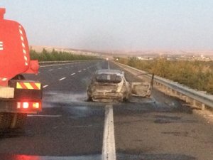 Şanlıurfa’da seyir halindeki araç yandı