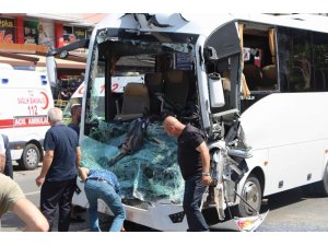 Kampa giden öğrencilerin bulunduğu midibüs tıra çarptı: 7 yaralı