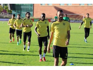 Taraftarla tartışan Boutaib’e yönetimden uyarı