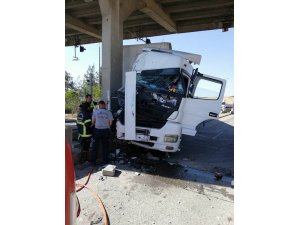 Tır beton direğe çaptı: 1 yaralı