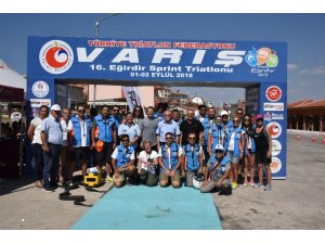 Triatlon şampiyonları ödüllerini aldı